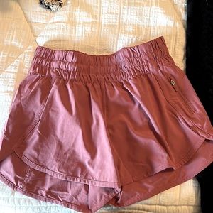 LULULEMON Tracker 4” Low Rise shorts